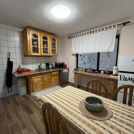 Sarah Do 8 Osoba Biograd Na Moru